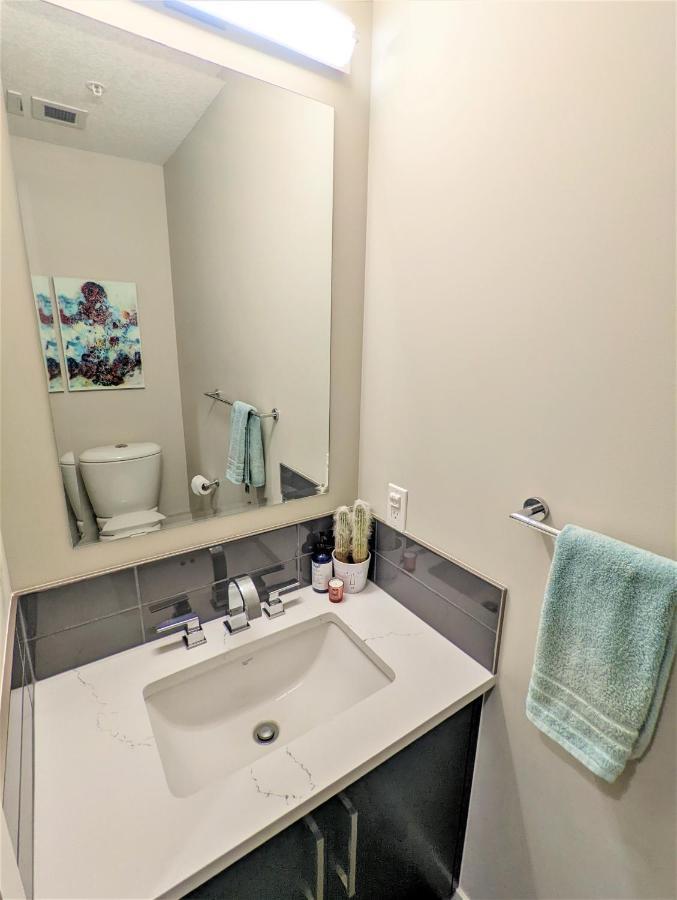 Monki Di Executive Suites: Luxury City Home with Rooftop Patio Calgary Exterior photo